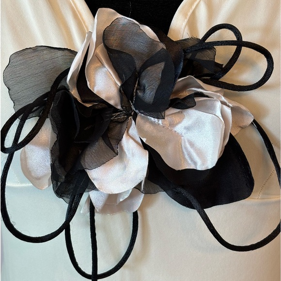 Paradyz Couture Cream & Black Flower Appliqué Top Small - Picture 2 of 5